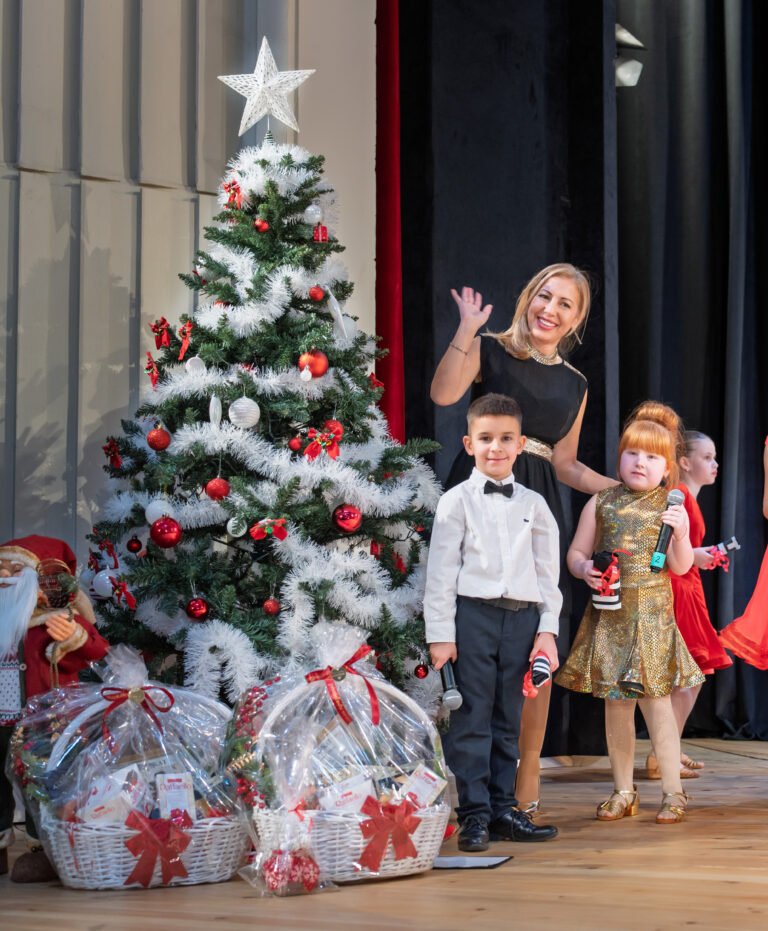 Коледният концерт на TifoDanceHub и TifoSportHub събра поколения на сцената на НЧ „Родолюбие“ в Асеновград